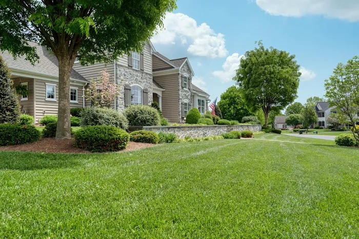 Tomlinson Bomberger Lawn Care & Landscape Picture 8