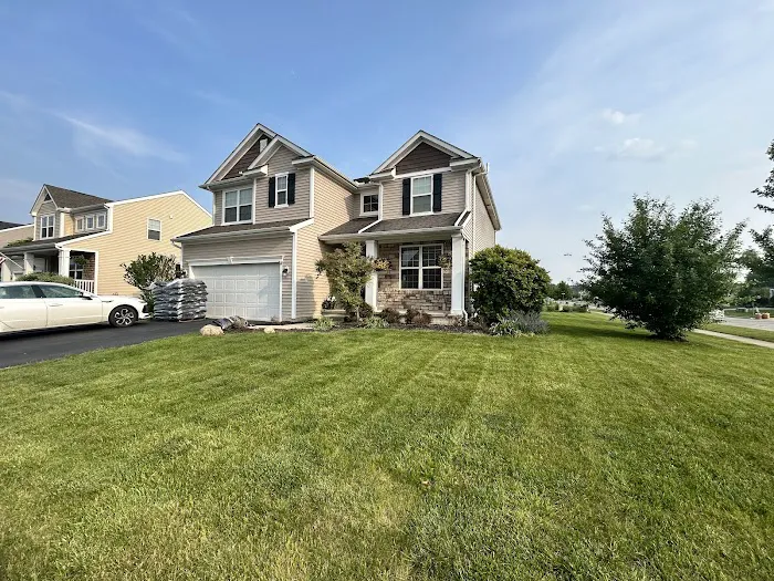 Hoffmans Lawn & Fertilization Picture 1